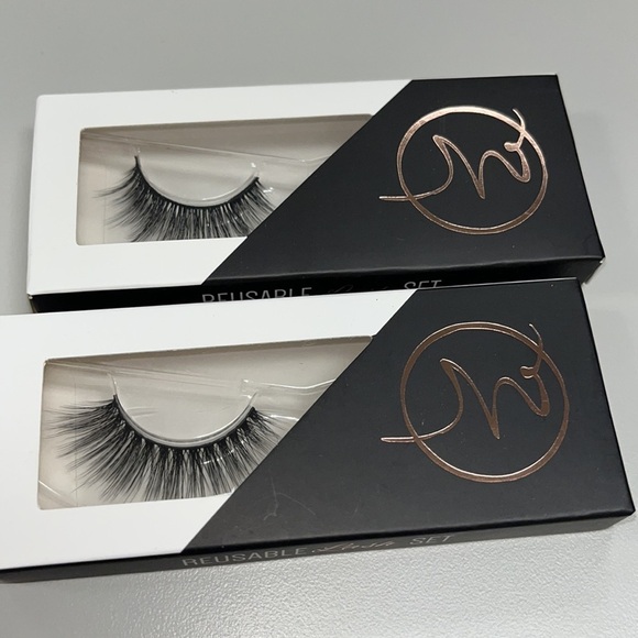 Eyelash essential bundle with bag, glue and eyeliner glue, all new unused 6 sets - Picture 2 of 9